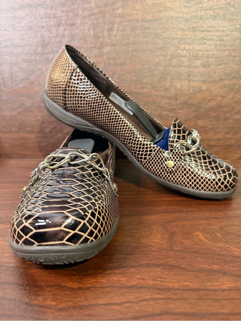Vionic Brown Snakeskin-Pattern Loafers with Gold Chain Accent Size 11 Nursing